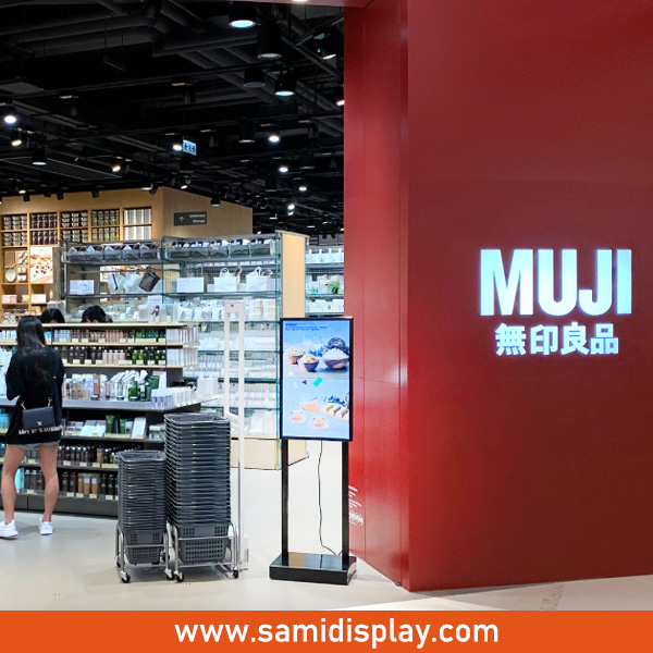 Freestanding digital display for store