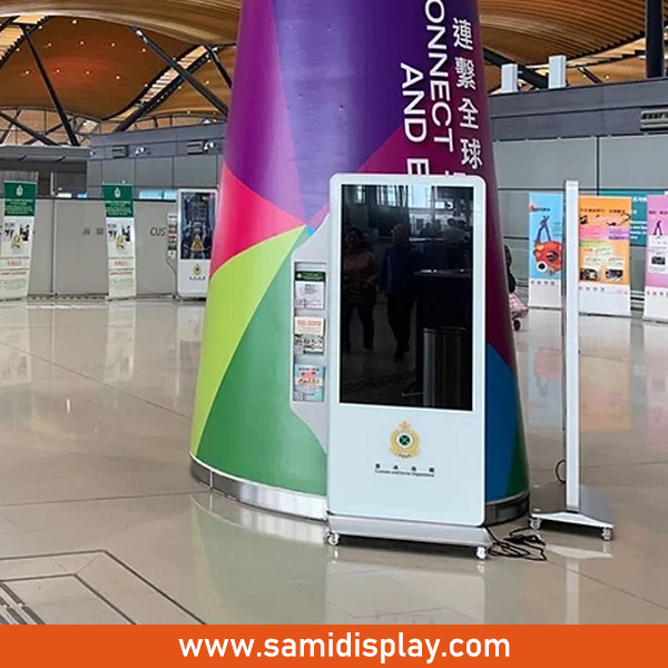 Freestanding advertising display kiosk for passenger building